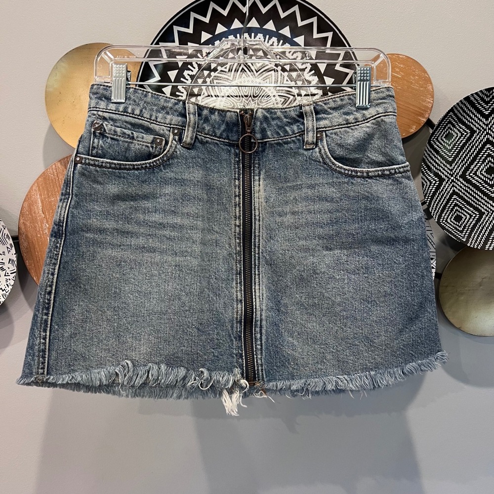 We The Free Free People Denim Mini Skirt Front Zip Frayed Hem Size 27 OB841640